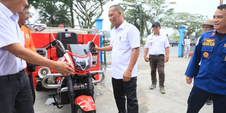 Diharapkan Semakin Siap Hadapi Keadaan Darurat, Bupati Bulungan Serahkan 3 Unit Kendaraan Damkar Mini