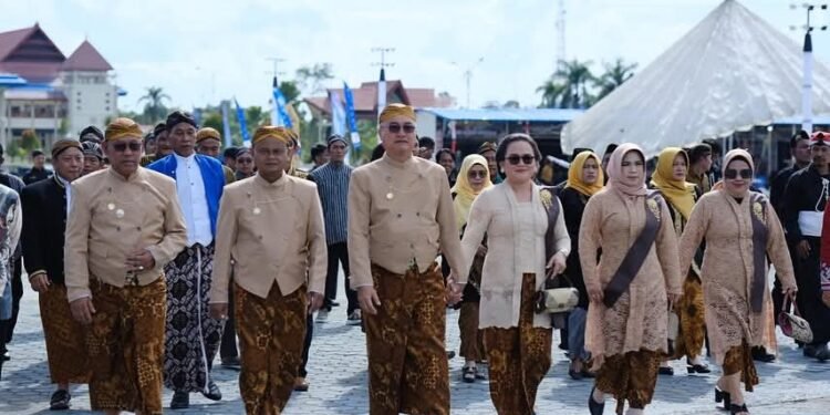 Gunakan Beskap dan Blangkon, Wempi Kagum pada Prosesi Adat Siraman yang Ditampilkan Pakuwaja Malinau