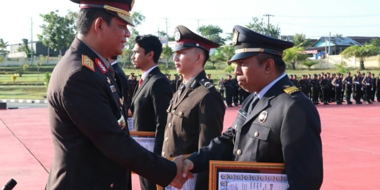 Kapolda Kaltara Beri Penghargaan Puluhan Personel dan Warga Sipil Berprestasi