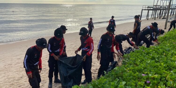 Aksi Peduli Lingkungan, Bintara Remaja AK 52/56 Polda Kaltara Bersih-bersih Pantai Tanah Kuning