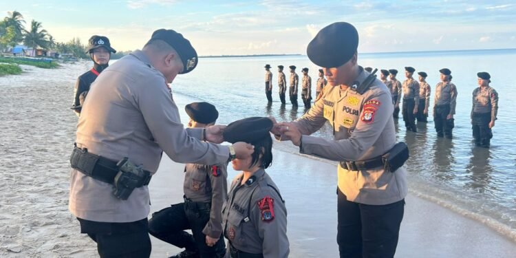 Kukuhkan Bintara Remaja AK 52/56, Ditsamapta Polda Kaltara Lakukan Pembaretan di Pantai Tanah Kuning