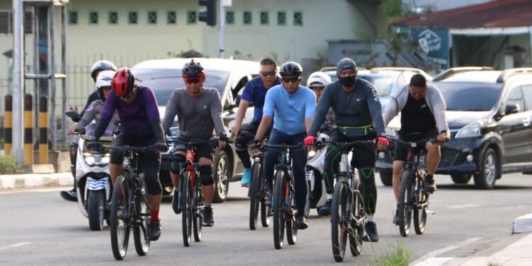 Sambil Gowes Pagi, Kapolda Kaltara Pantau Kamtibmas dan Sapa Warga Tanjung Selor