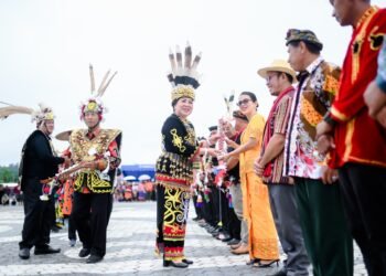 Simbol Kebersamaan Membangun Bumi Intimung, Persekutuan Dayak Kayan Hadiahi ‘Parang’ kepada 10 Etnis dan 15 Paguyuban