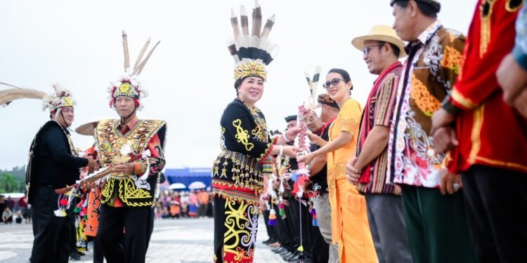 Simbol Kebersamaan Membangun Bumi Intimung, Persekutuan Dayak Kayan Hadiahi ‘Parang’ kepada 10 Etnis dan 15 Paguyuban