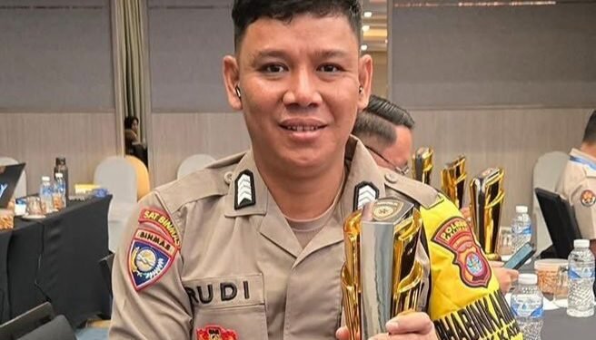 Bertugas dengan Penuh Keikhlasan di Pedalaman Malinau, Bripka Rudi Raih Penghargaan Hoegeng Corner 2025 dari Kapolri