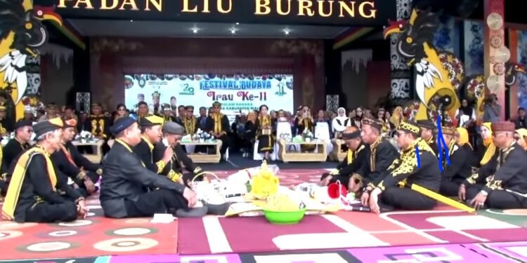 Saling Berbalas Pantun, Warga Tidung Tampilkan Tradisi Lamaran dan Antar Jujuran di Irau Malinau 2025