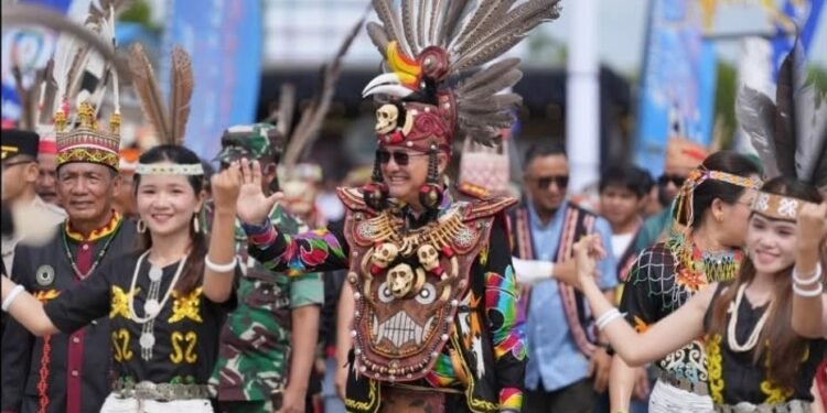 Dinilai Bijaksana, Tegas, dan Merakyat, Wempi W Mawa Diberi Gelar Kehormatan “Kalawon Nahintanga” dari Masyarakat Adat Dayak Tahol