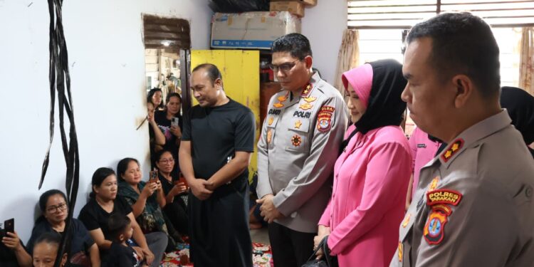 Sampaikan Belasungkawa Wafatnya Ketua IKAT Kota Tarakan, Kapolda Kaltara Melayat ke Rumah Duka