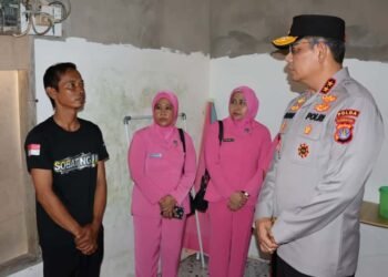 Kunjungi Rumah Korban Terdampak Gempa Tarakan, Kapolda Kaltara Beri Bantuan Sembako
