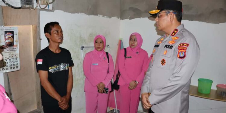 Kunjungi Rumah Korban Terdampak Gempa Tarakan, Kapolda Kaltara Beri Bantuan Sembako