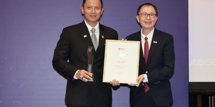 AHY Dianugerahi Penghargaan Tertinggi Alumni Nanyang Technological University Singapura