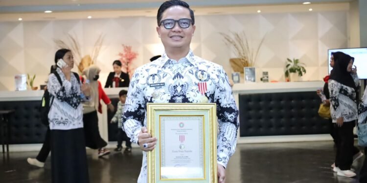 HUT ke-80 PGRI dan Hari Guru Nasional 2025, Ibrahim Ali Terima Anugerah Dwija Praja Nugraha