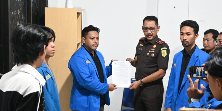 Temui Mahasiswa Unjuk Rasa, Kajati Kaltara Komitmen Tindaklanjuti Setiap Laporan dan Temuan