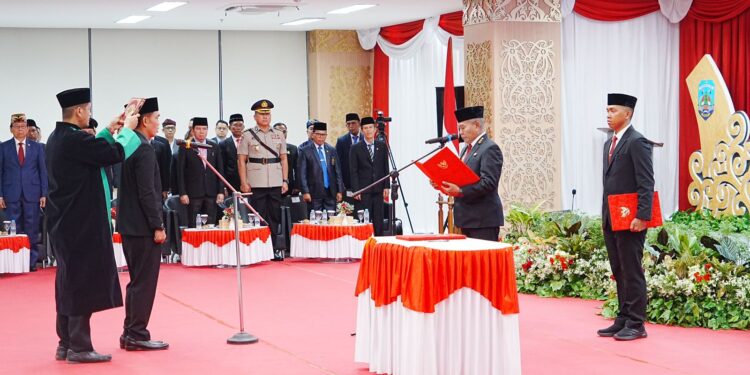 Lantik Denny Harianto Jadi Sekprov Kaltara, Gubernur Zainal: “Ingatlah Jabatan Boleh Tinggi, Tetapi Tanggung Jawabnya Lebih Tinggi”