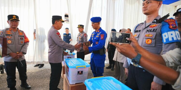 Motivasi dan Apresiasi, Kapolri Beri Semangat Anggota Polri Terdampak Bencana di Sumbar