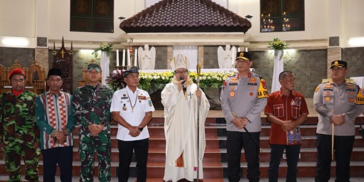 Bersama Gubernur dan Bupati Bulungan, Kapolda Kaltara Sambangi Rumah-rumah Ibadah saat Malam Natal