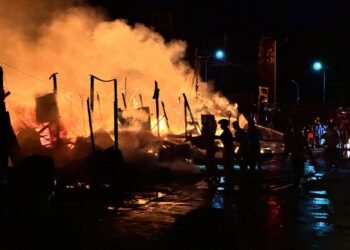 Diduga Api Berasal saat Menyalin BBM, Belasan Kios Dekat Tugu Putri Lemlai Suri Terbakar