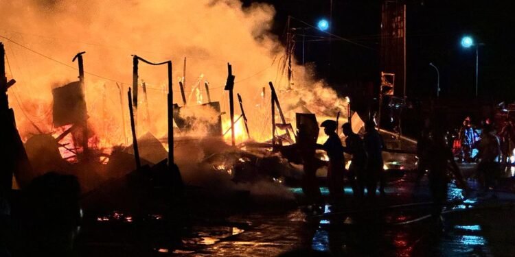 Diduga Api Berasal saat Menyalin BBM, Belasan Kios Dekat Tugu Putri Lemlai Suri Terbakar