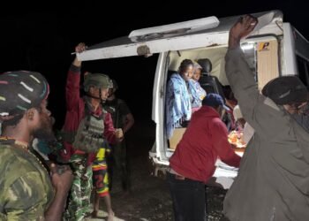 Aksi Kemanusiaan, Satgas Yonif 613/Raja Alam Bahu-membahu Evakuasi Warga Sakit di Papua