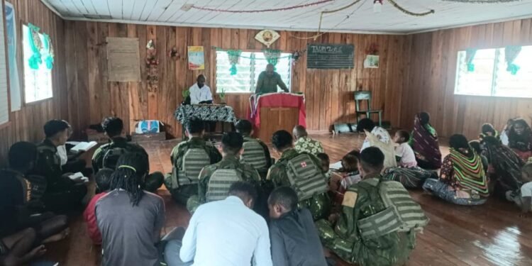 Tumbuhkan Nilai Keimanan dan Kebersamaan, Satgas Mobile Yonif 613/Raja Alam Laksanakan Ibadah Bersama Masyarakat Kampung Kalome