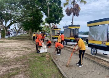 Polresta Bulungan Korve Bersih-bersih Tepian Sungai Kayan