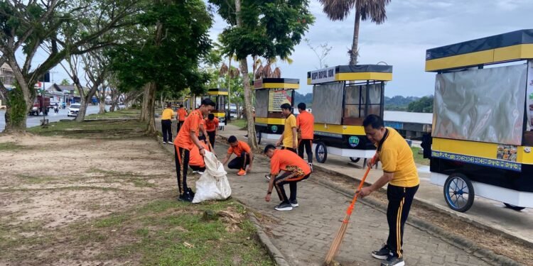 Polresta Bulungan Korve Bersih-bersih Tepian Sungai Kayan
