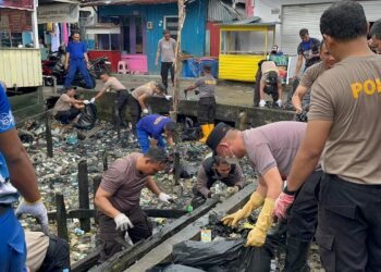 Polres Tarakan Gotong Royong Bersihkan Lingkungan Selumit Pantai