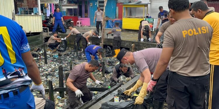 Polres Tarakan Gotong Royong Bersihkan Lingkungan Selumit Pantai