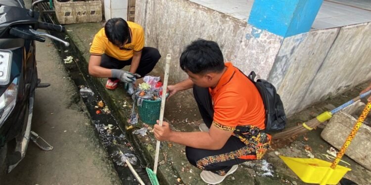Polres Malinau Gelar Aksi Bersih-bersih Lingkungan Pasar Induk