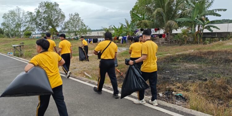 Polres Tana Tidung Korve Bersihkan Siring dan Taman Sesayap Hilir