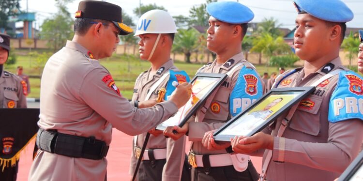 Tegas! PTDH 4 Anggotanya, Kapolda Kaltara juga beri Penghargaan kepada Belasan Personel Berprestasi