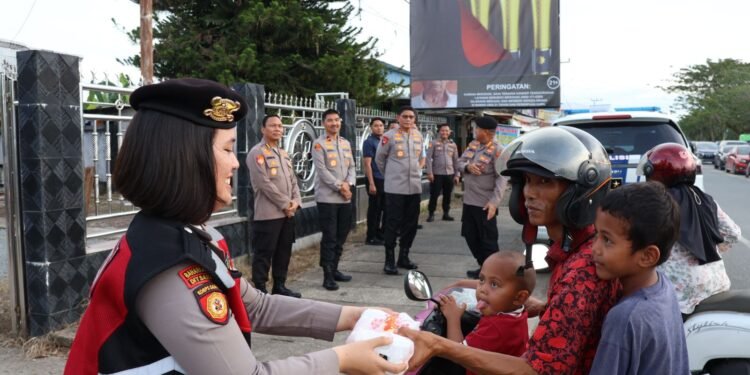 Wujud Kepedulian Polri di Bulan Ramadan, Polda Kaltara Berbagi Takjil di Sekitar Tugu Cinta Damai