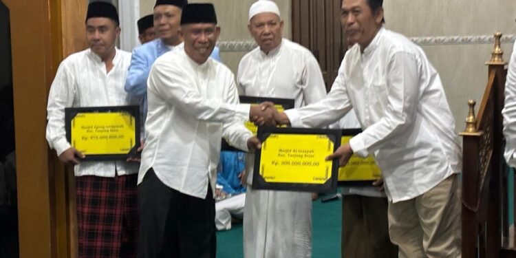 Momen Safari Ramadan 1447 Hijriah, Bupati Syarwani Serahkan Hibah Miliaran Rupiah
