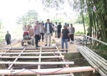 Peduli Terhadap Pelajar, Kapolda Tinjau Pembangunan Jembatan oleh Satbrimob Polda Kaltara