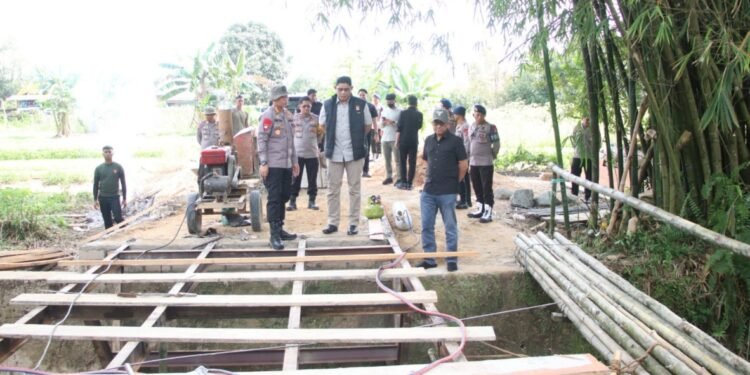 Peduli Terhadap Pelajar, Kapolda Tinjau Pembangunan Jembatan oleh Satbrimob Polda Kaltara