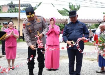 Kapolda Kaltara Serahkan Kunci Program Bedah Rumah Presisi di Kampung Bugis