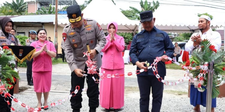 Kapolda Kaltara Serahkan Kunci Program Bedah Rumah Presisi di Kampung Bugis