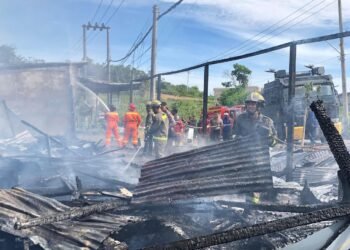 Kebakaran Rumah Kontrakan di Jalan Poros Tanah Kuning, Personel Ditsamapta Polda Kaltara Sigap Padamkan Api