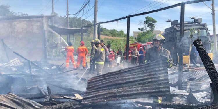 Kebakaran Rumah Kontrakan di Jalan Poros Tanah Kuning, Personel Ditsamapta Polda Kaltara Sigap Padamkan Api