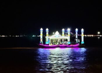 Meriah di Tengah Guyuran Hujan, 18 Perahu Hias Semarakkan Festival Takbir Sungai Kayan di Malam Idul Adha