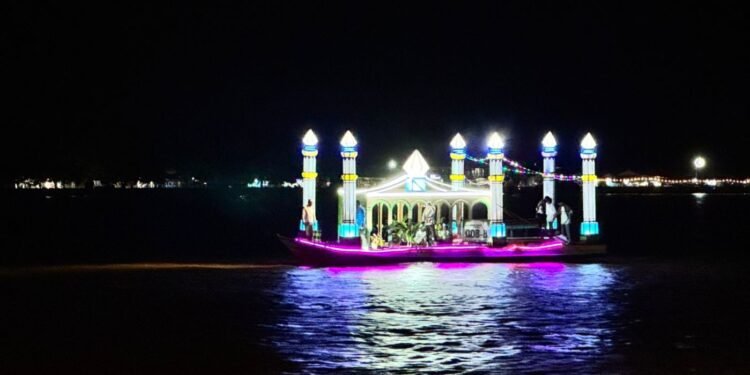 Meriah di Tengah Guyuran Hujan, 18 Perahu Hias Semarakkan Festival Takbir Sungai Kayan di Malam Idul Adha