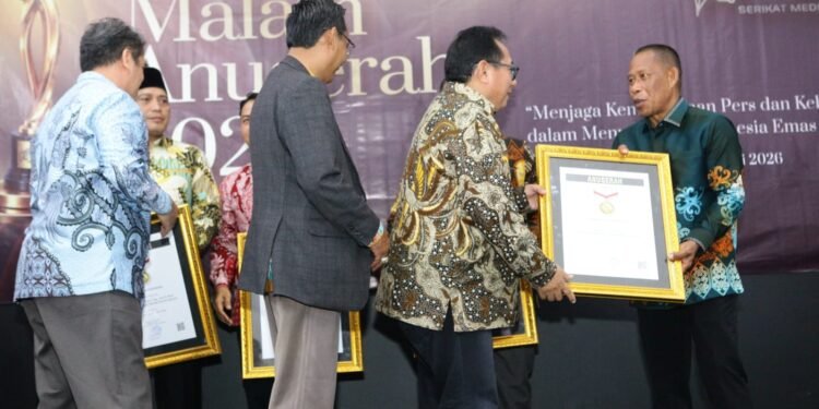 Syarwani Raih Anugerah Sahabat Pers Indonesia 2026 dari SMSI