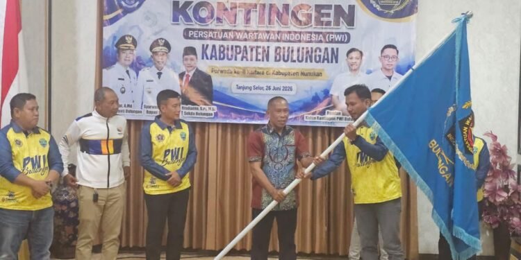 Bawa Misi Prestasi, Bupati Syarwani Resmi Lepas Kontingen PWI Bulungan ke Porwada II Kaltara
