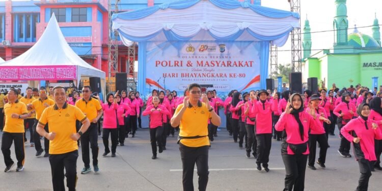 Polda Kaltara Gelar Olahraga Bersama Hingga Pasar Murah Meriahkan Hari Bhayangkara ke-80 di Tepian Sungai Kayan
