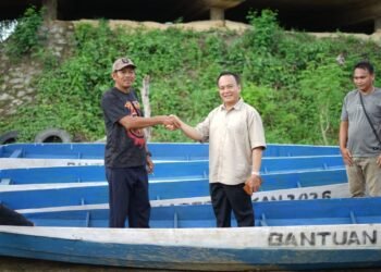 Serahkan 15 Perahu untuk Nelayan, Wabup Tegaskan Bantuan Tak Boleh Diperjualbelikan