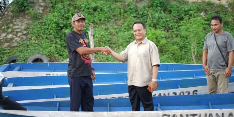 Serahkan 15 Perahu untuk Nelayan, Wabup Tegaskan Bantuan Tak Boleh Diperjualbelikan
