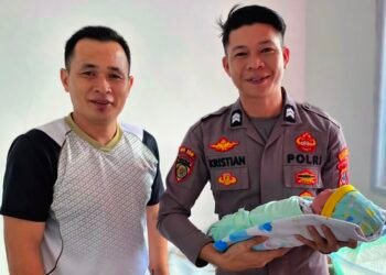 Aksi Heroik Personel Polda Kaltara, Briptu Kristian Bantu Persalinan Darurat di Dalam Mobil
