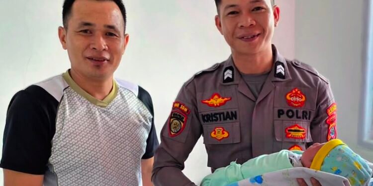 Aksi Heroik Personel Polda Kaltara, Briptu Kristian Bantu Persalinan Darurat di Dalam Mobil