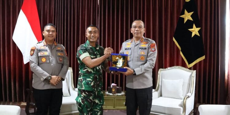 Dikunjungi Danyonif TP 880/Banuanta, Kapolda Kaltara: Hubungan Harmonis TNI-Polri Harus Terus Dipelihara