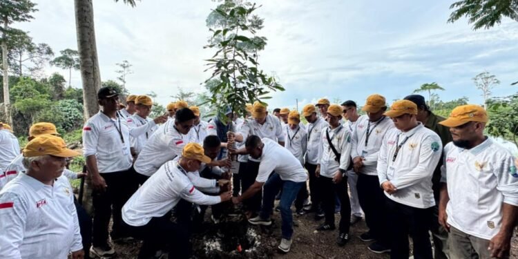 Bupati Bersama 74 Kades se-Kabupaten Bulungan Tanam Pohon di Kebun Raya Bundayati
